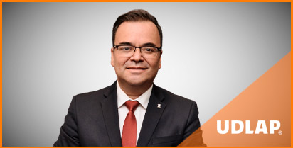 CARLOS ARELLANO VÁZQUEZ, EGRESADO DE LA LICENCIATURA EN ARQUITECTURA, GENERACIÓN 1998. 